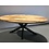 Table de salle à manger en bois de manguier, ovale, avec jambe croisée en métal.