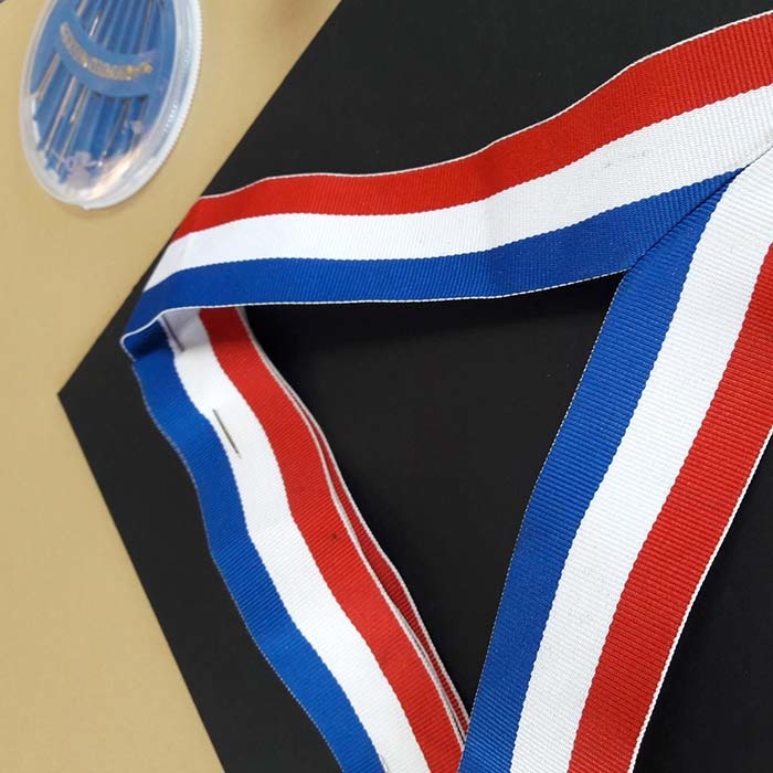 Detail medaille inlijsting verdiept