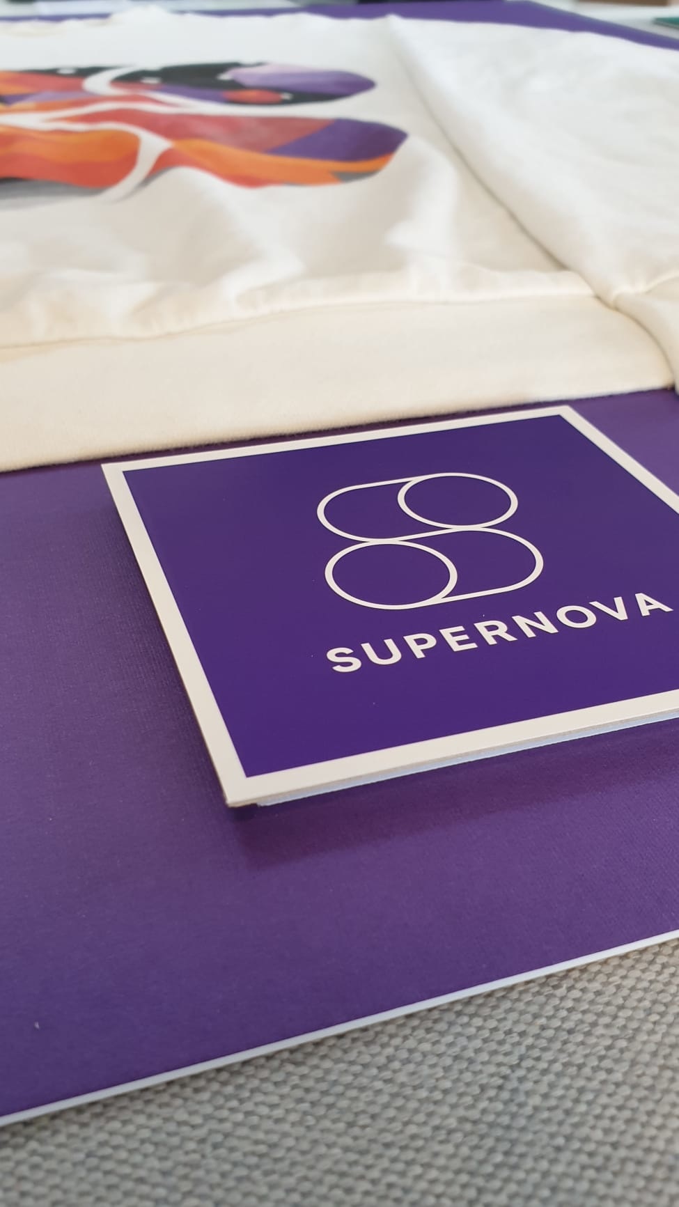 SUPERNOVA logo zwevend ingelijst