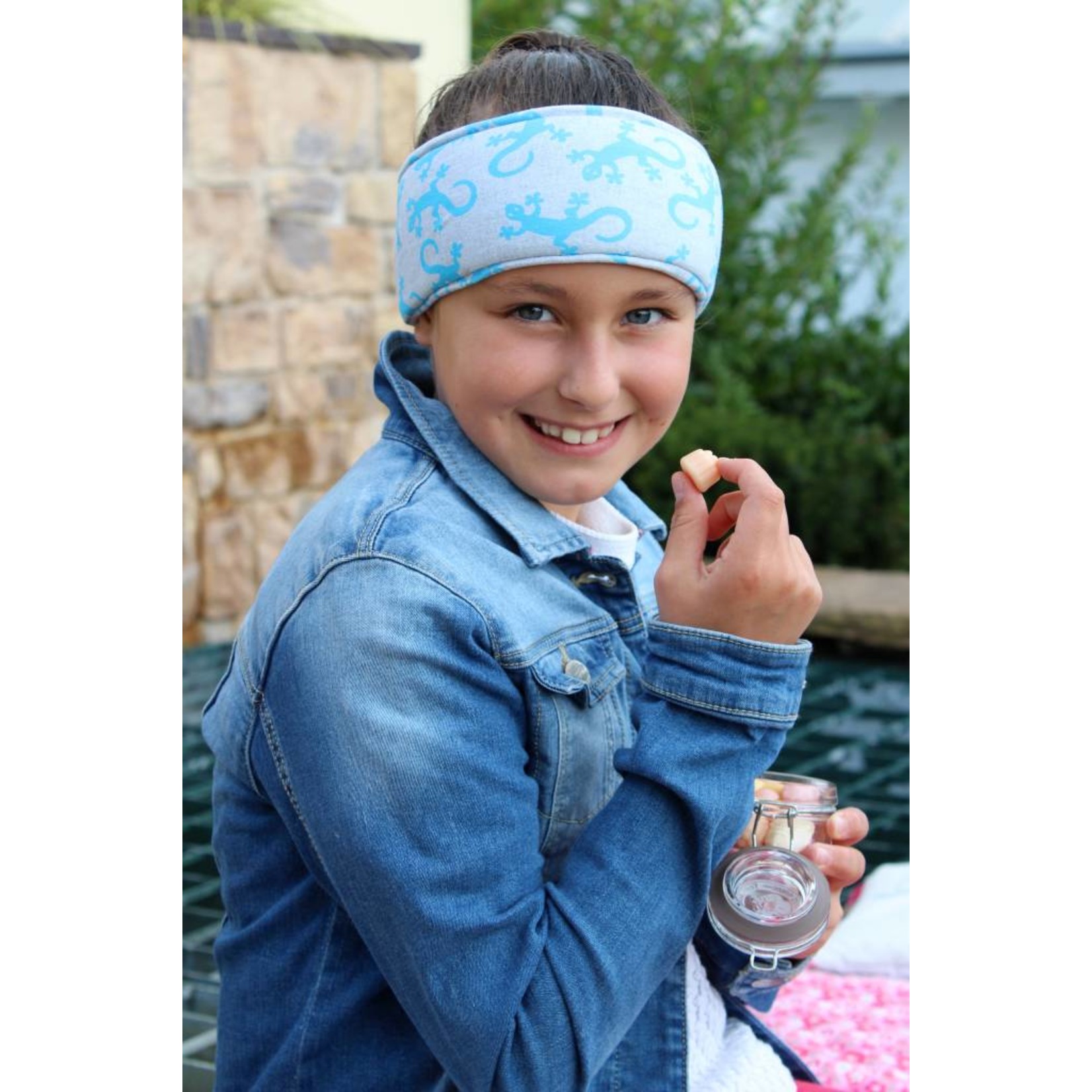 Headband "Salamandra" is gray and printed with blue geckos
