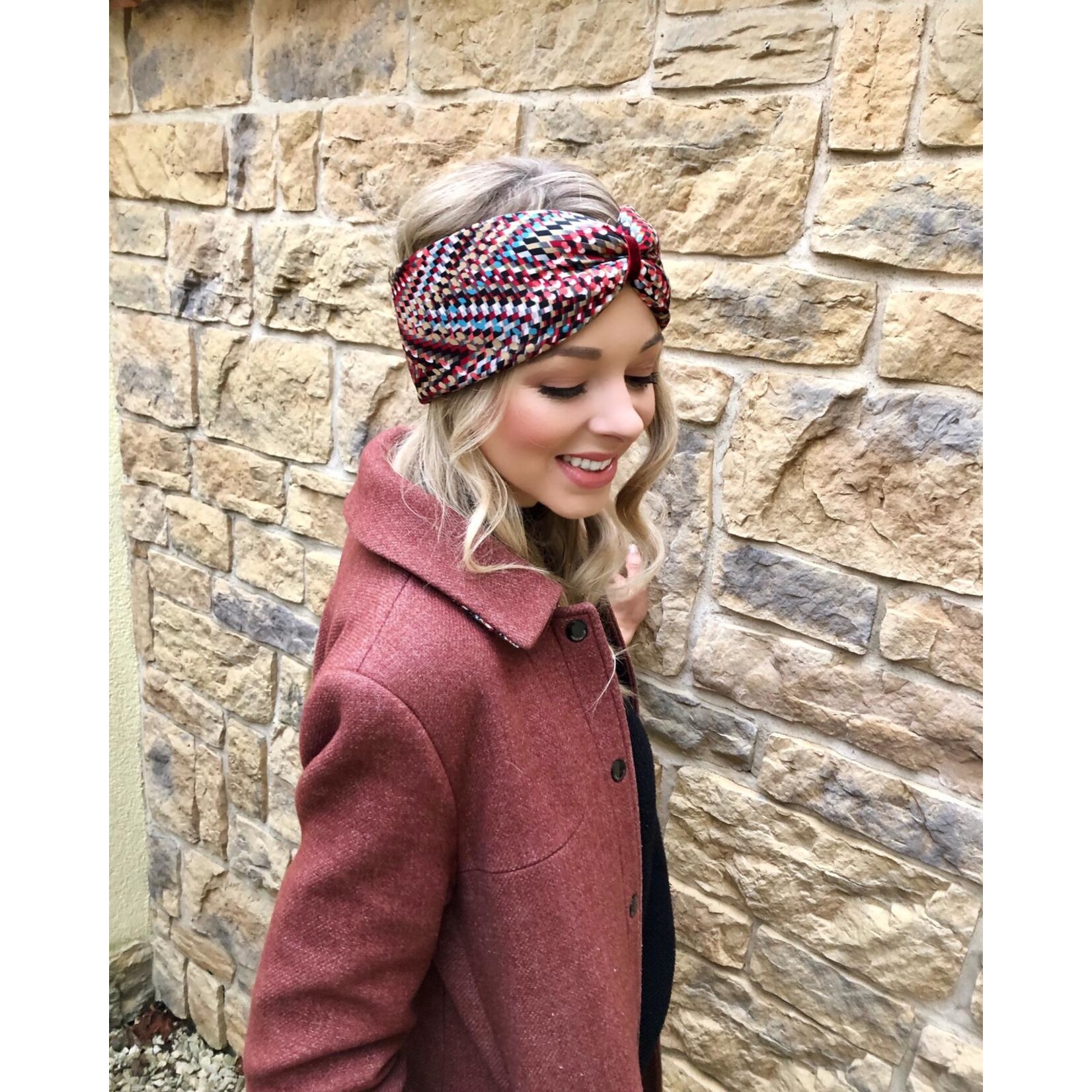 "Raute red creme" headband in a loop look with red velvet ribbon