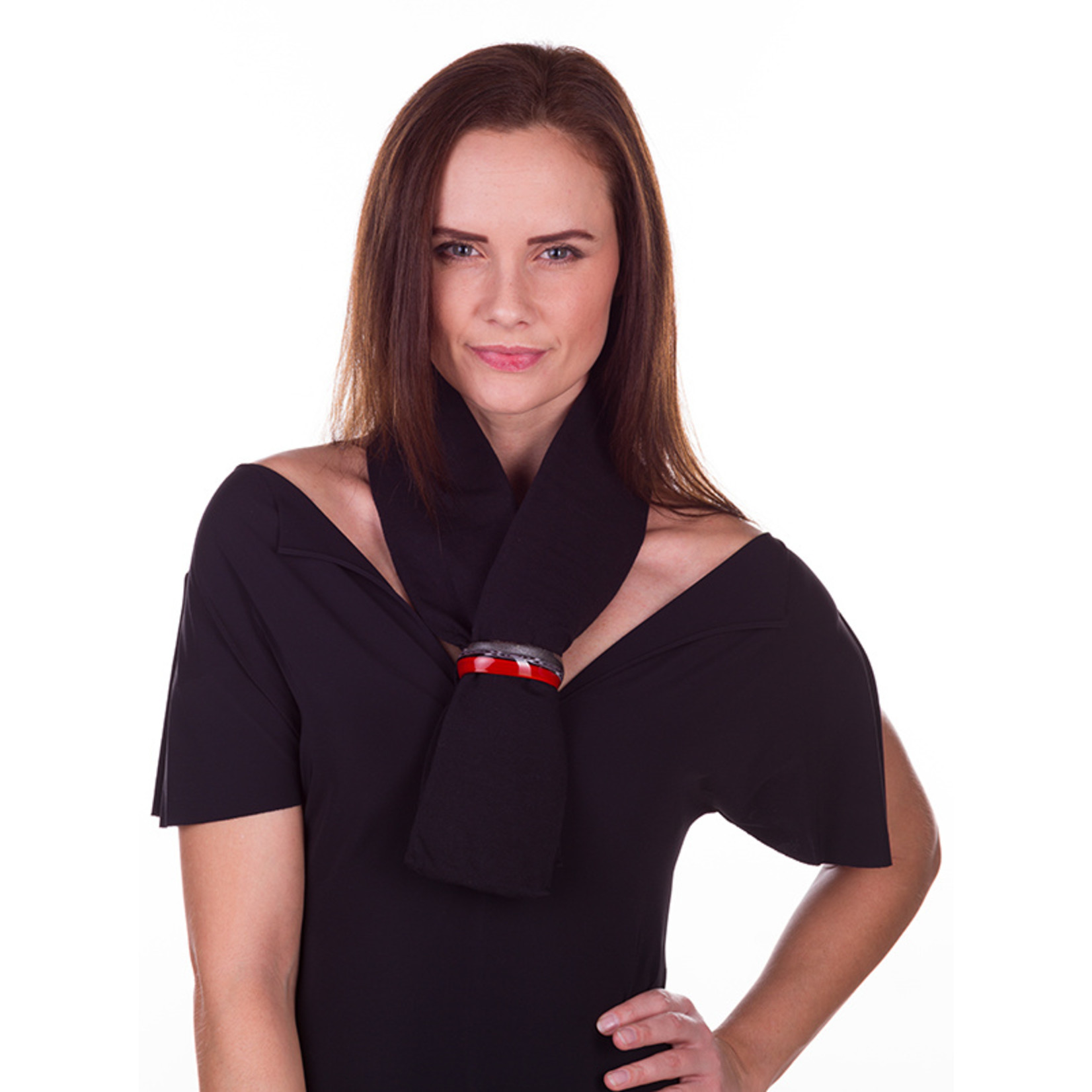 Embracelet. Decorative scarf in red/black