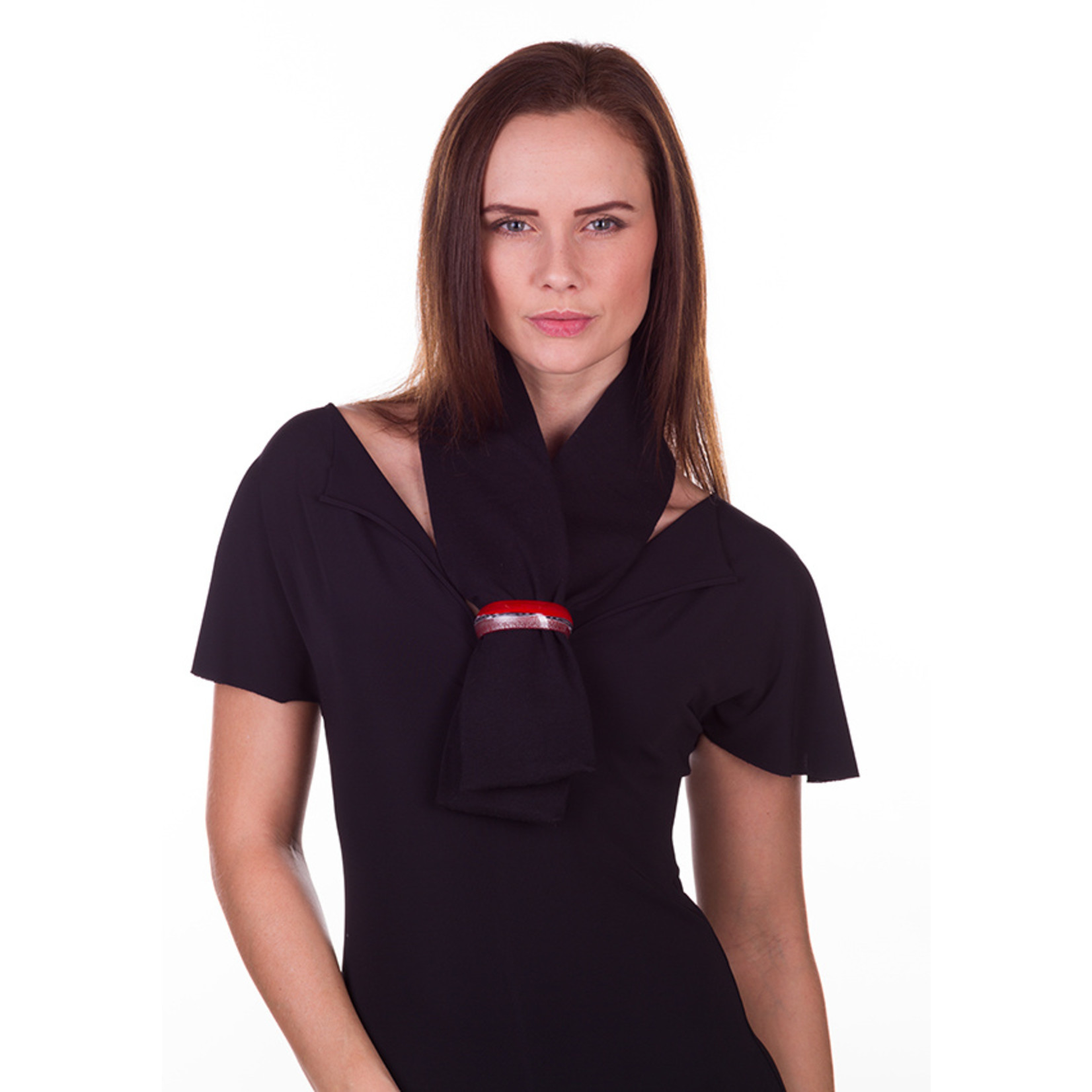 Sciarpa gioiello nera con grande anello in vetro di Murano rosso