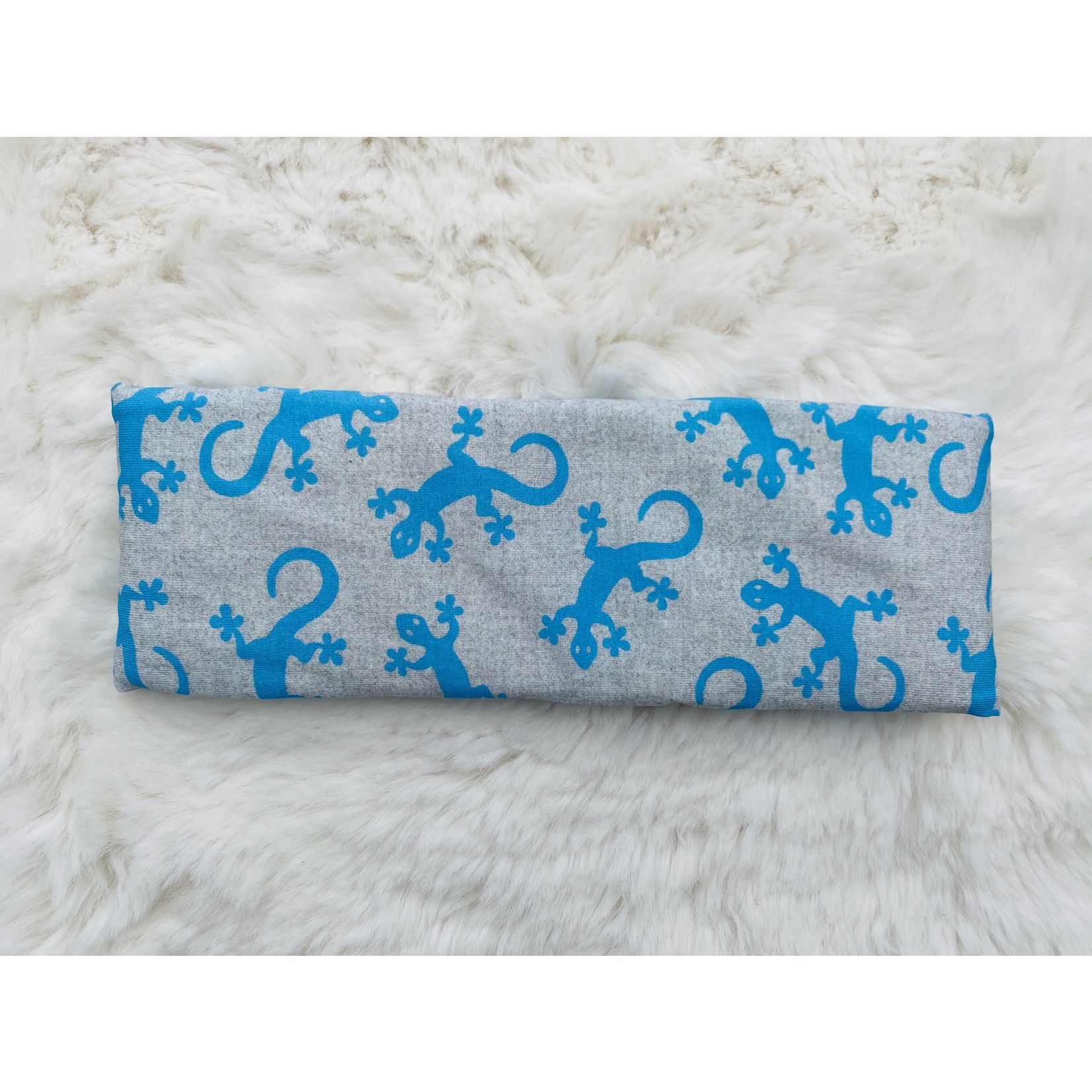 Kopfband "Salamandra" ist grau und mit blauen Geckos bedruckt