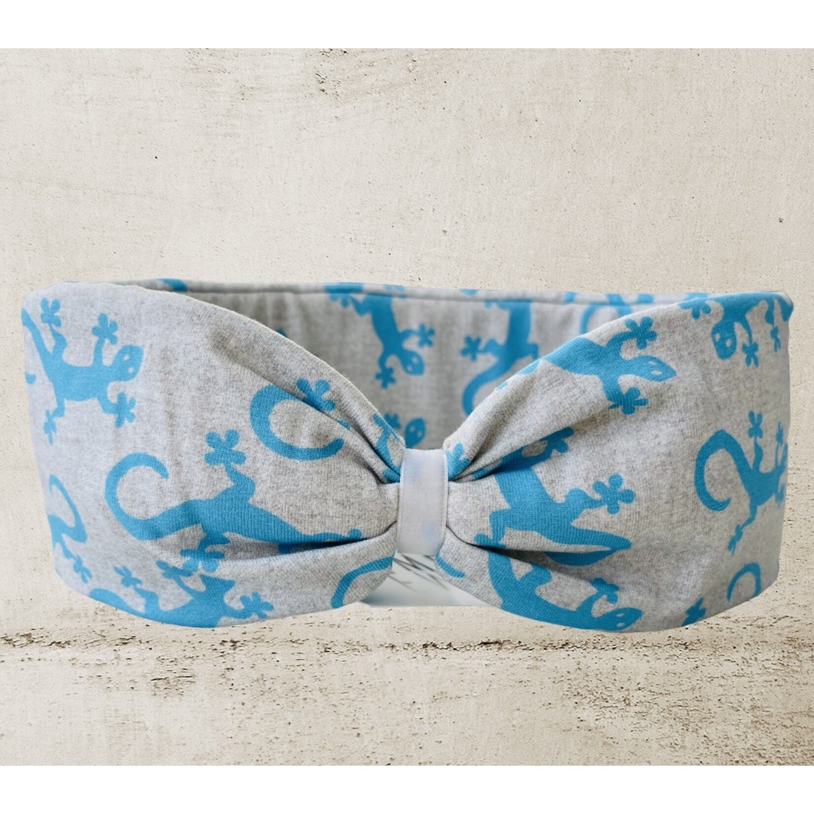 Kopfband "Salamandra" ist grau und mit blauen Geckos
