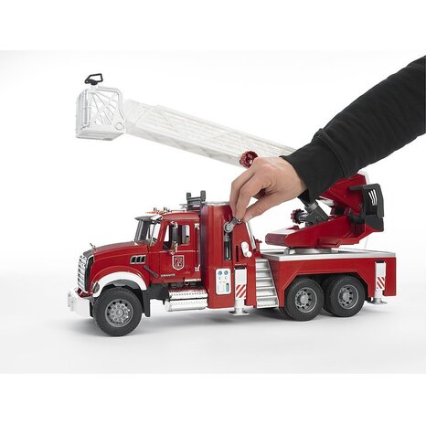 Commandez dès maintenant le Bruder Camion de pompier avec échelle MACK  Granite avec pompe