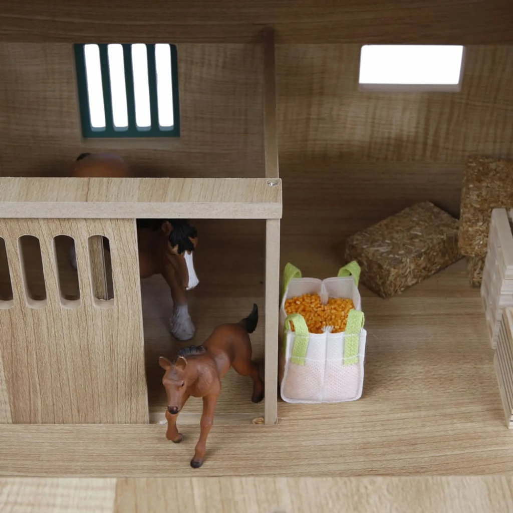 Gran Establo De Madera Con 7 Boxes Y Puertas Correderas Para Animales De Juguete - Comedero Incluido, Techo Abatible, Ideal Para Niños +3 Años (Animales No Incluidos)