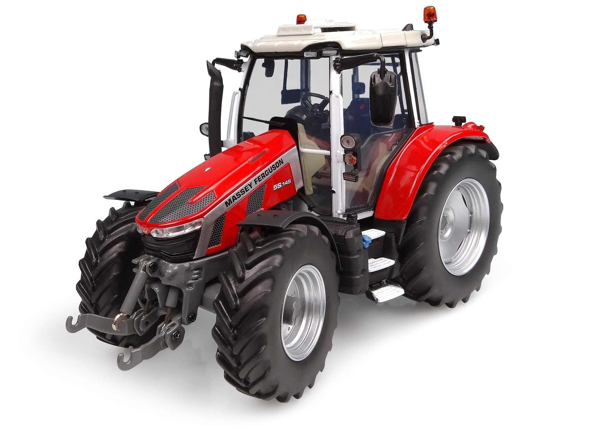 Het 1:32 Diecast-model van de Massey Ferguson 5S.145 uit 2017 in rood. De fabrikant van het schaalmodel is Universal Hobbies. Dit model is alleen online verkrijgbaar