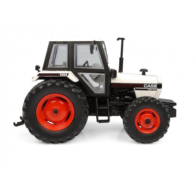 Het 1:32 gegoten model van de Case 1394 4WD-tractor uit 1988 in het wit. De fabrikant van het schaalmodel is Universal Hobbies. Dit model is alleen online verkrijgbaar