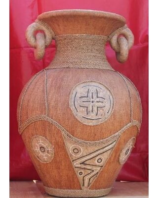 Schiterende vaas op sokkel