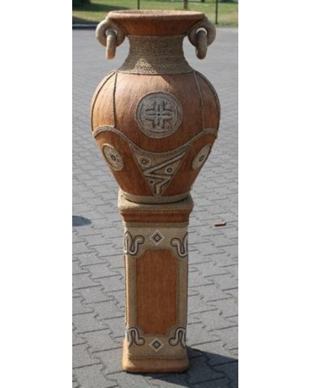 Schiterende vaas op sokkel