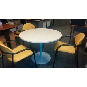 Ronde vergadertafel met 3 nieuwe conferentiestoelen