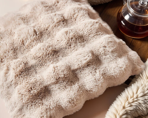 Pom Rabbit Fur - sierkussen Zand (50 x 50)