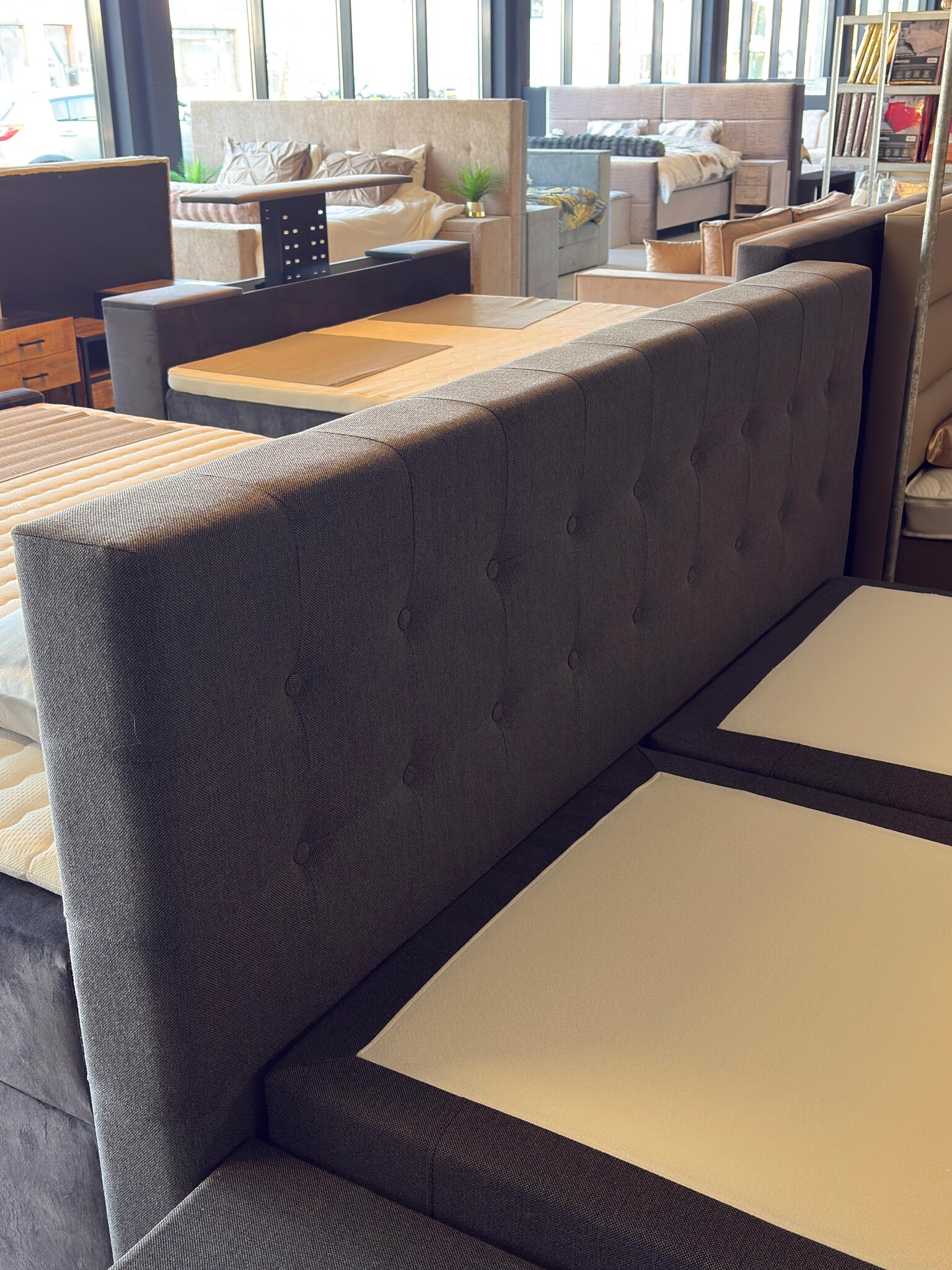 Showroommodel Vaste Boxspring Angel Knopen + Stikvakken| 180 x 200 Antraciet | Incl. Voetbord + Pocketvering - Niet in originele verpakking - Kans op schade
