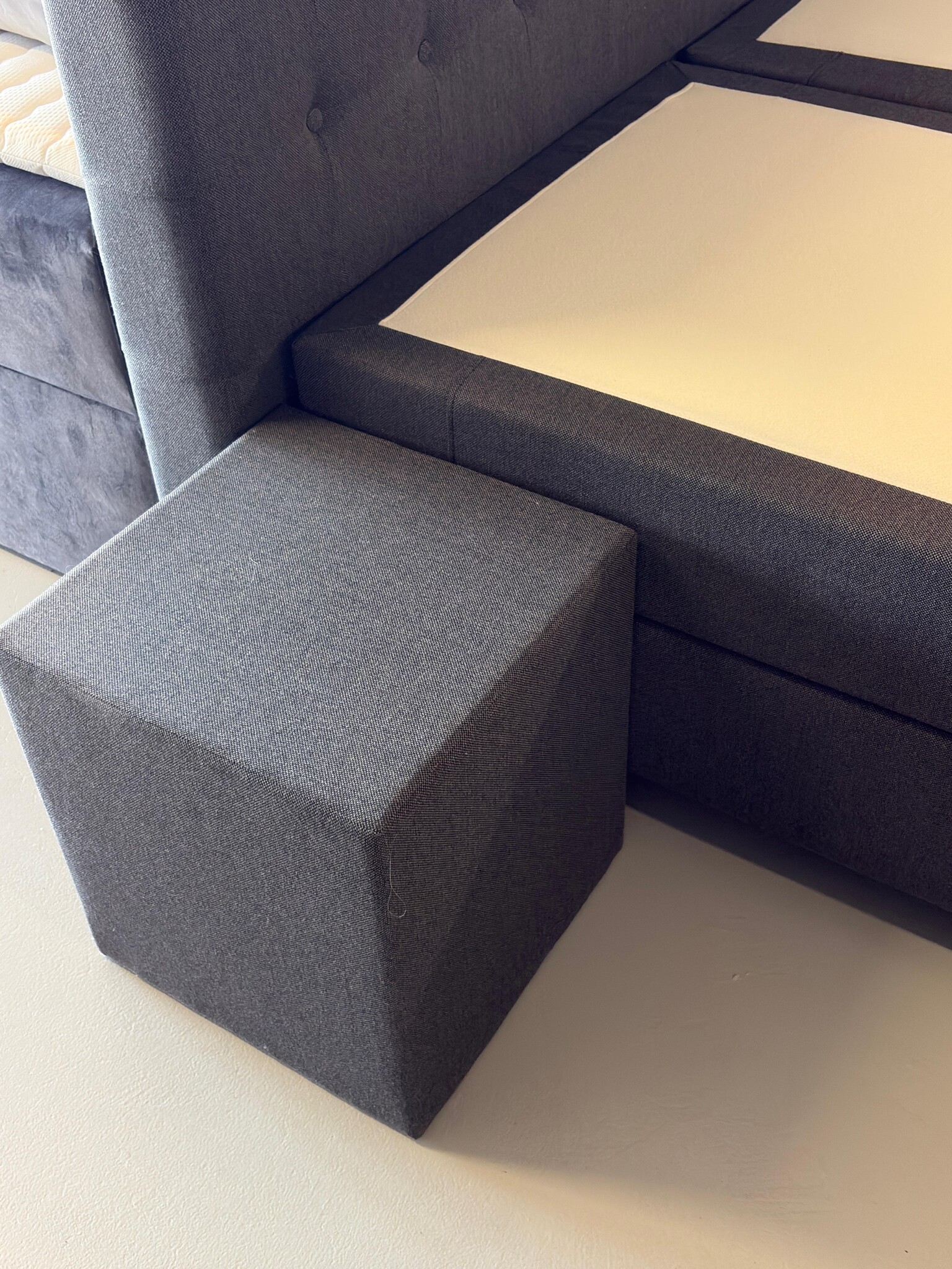Showroommodel Vaste Boxspring Angel Knopen + Stikvakken| 180 x 200 Antraciet | Incl. Voetbord + Pocketvering - Niet in originele verpakking - Kans op schade
