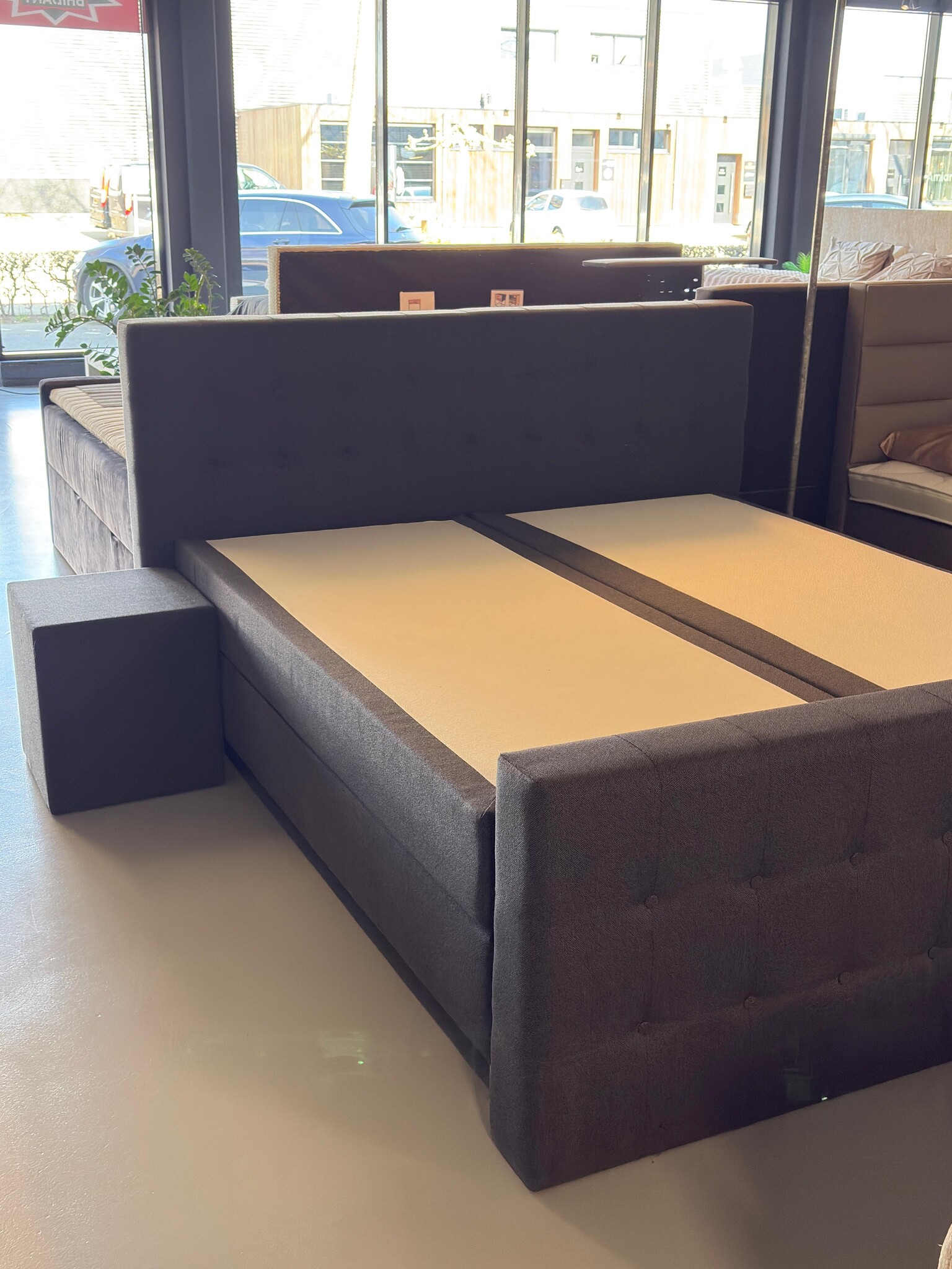Showroommodel Vaste Boxspring Angel Knopen + Stikvakken| 180 x 200 Antraciet | Incl. Voetbord + Pocketvering - Niet in originele verpakking - Kans op schade