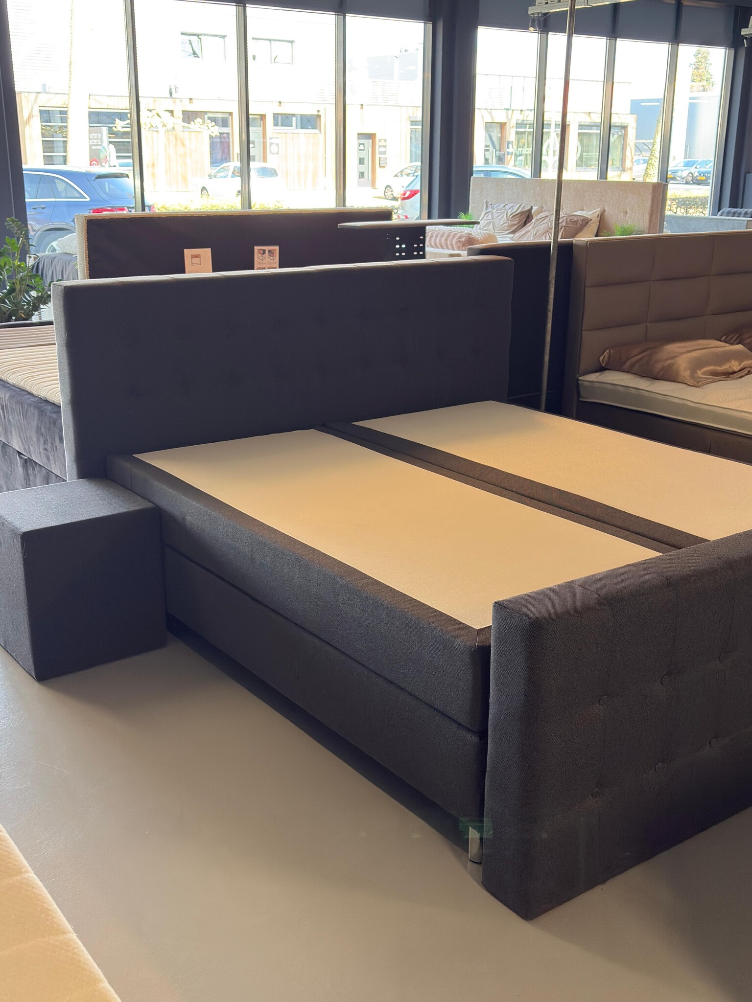 Showroommodel Vaste Boxspring Angel Knopen + Stikvakken| 180 x 200 Antraciet | Incl. Voetbord + Pocketvering - Niet in originele verpakking - Kans op schade