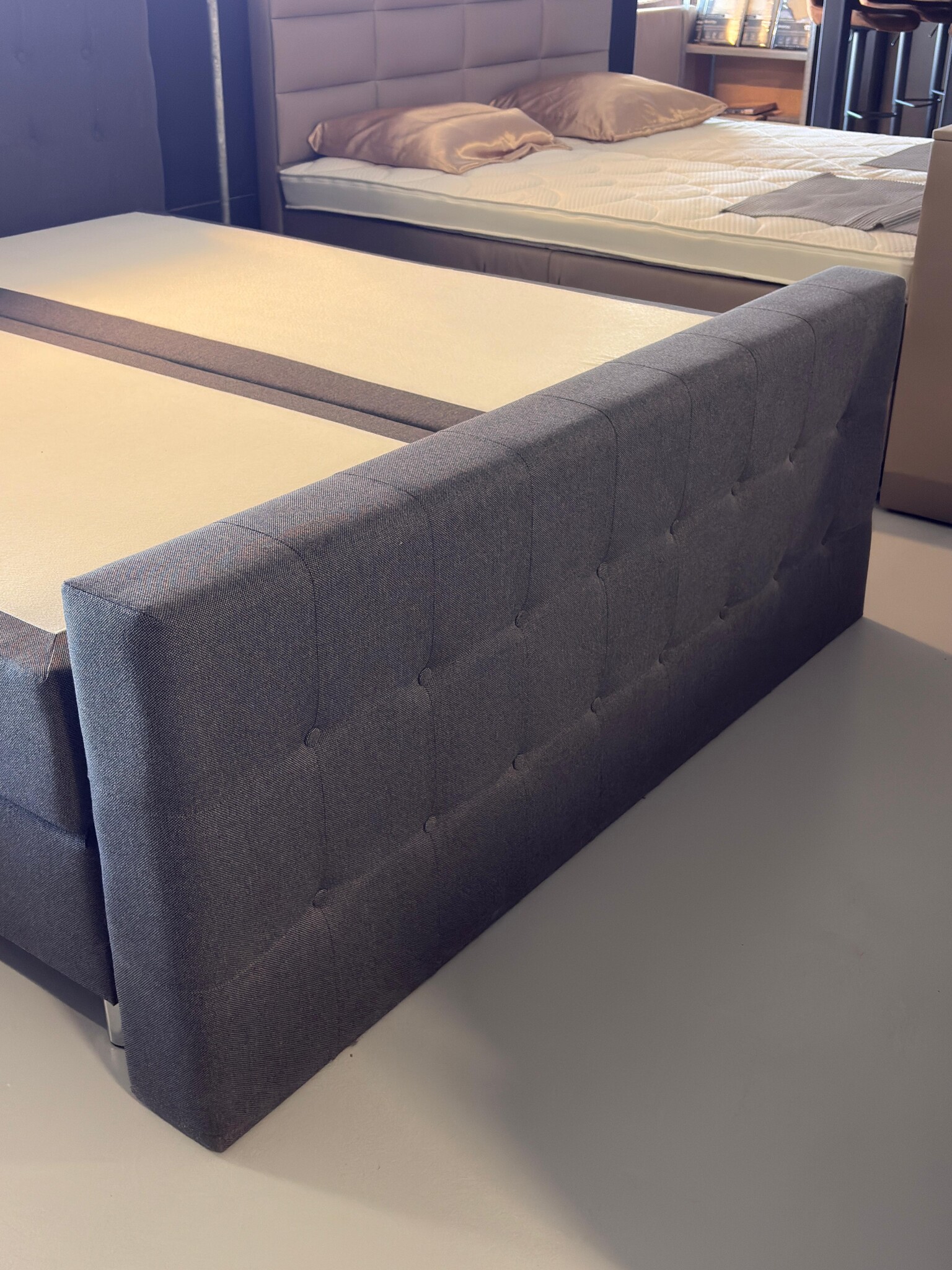Showroommodel Vaste Boxspring Angel Knopen + Stikvakken| 180 x 200 Antraciet | Incl. Voetbord + Pocketvering - Niet in originele verpakking - Kans op schade