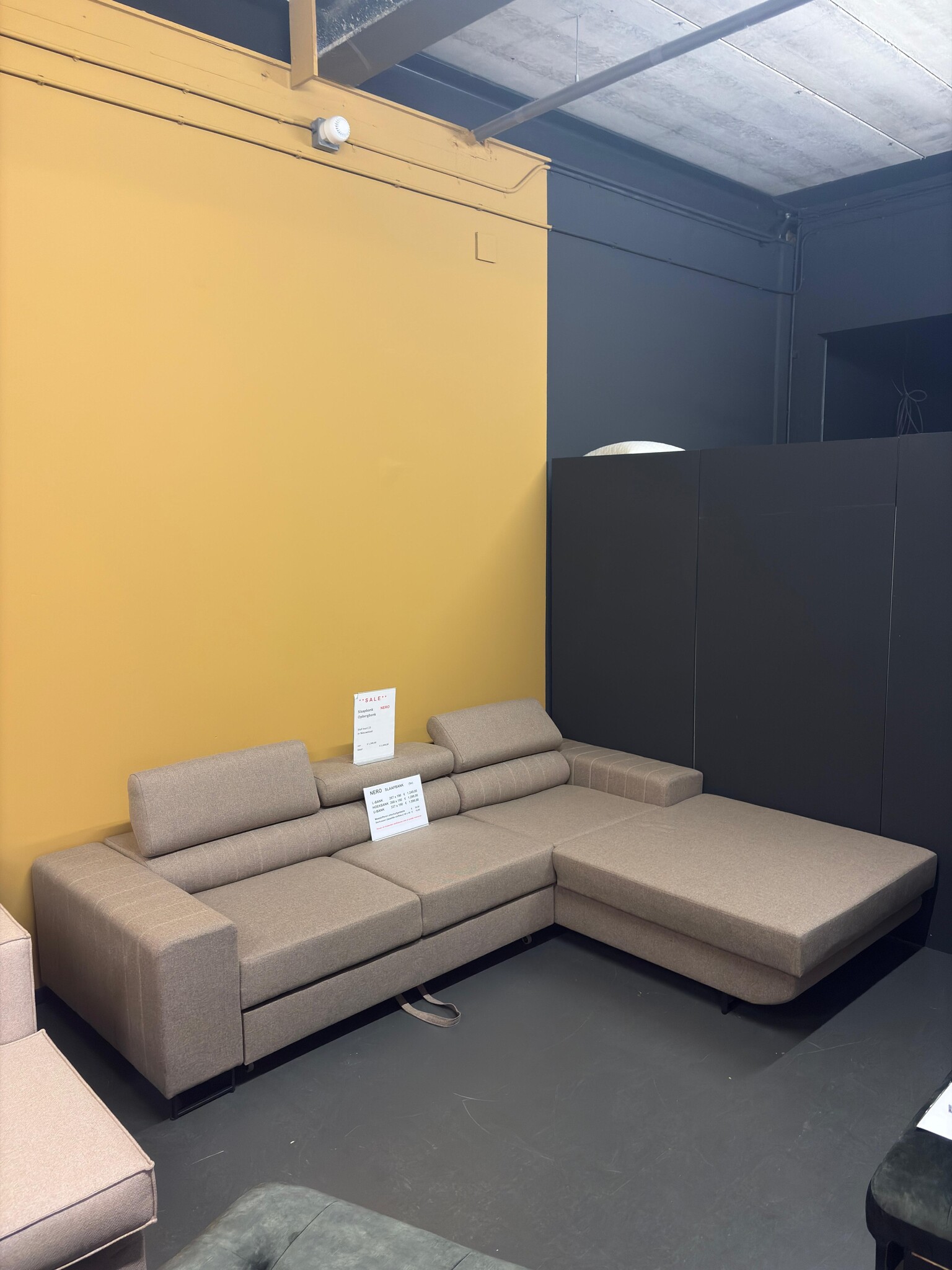 Showroommodel Slaapbank met opbergruimte Nero | L-Hoekbank Rechts Donkerbeige