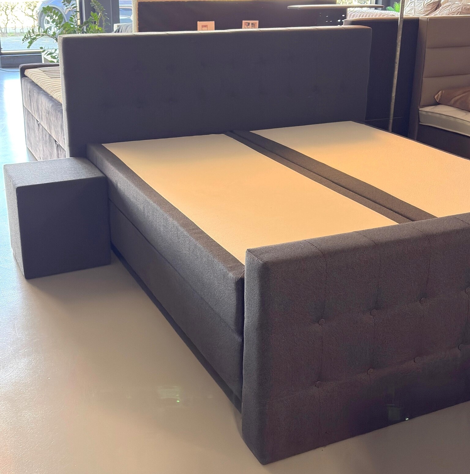 Showroommodel Vaste Boxspring Angel Knopen + Stikvakken | 180 x 200 Antraciet | Incl. Voet