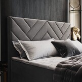 ACTIEDEAL Boxspring 200 x 200 - Suede Zwart | 1x Groot Stevig Matras tot 160 kg + 2x Hocker met lade + 30 cm Pocketbox + HB & VB Chevron