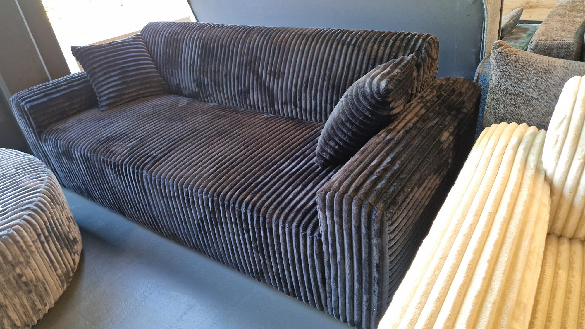 SHOWROOMMODEL Zitbank 3-zits Ribstof Zwart - Comfortabele Zitbank - Helsinki (Stevig opnieuw verpakking / Kans op Gebruikssporen)