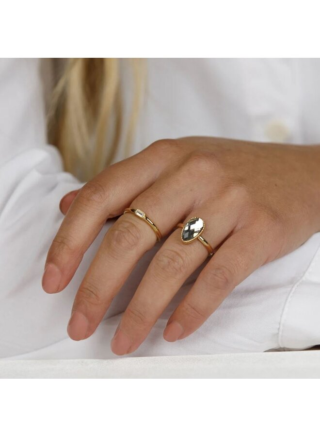 My Bendel gouden twisted ring - witte kristalsteen druppel