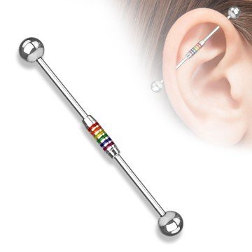Industrial Piercing mit Regenbogen-Streifen