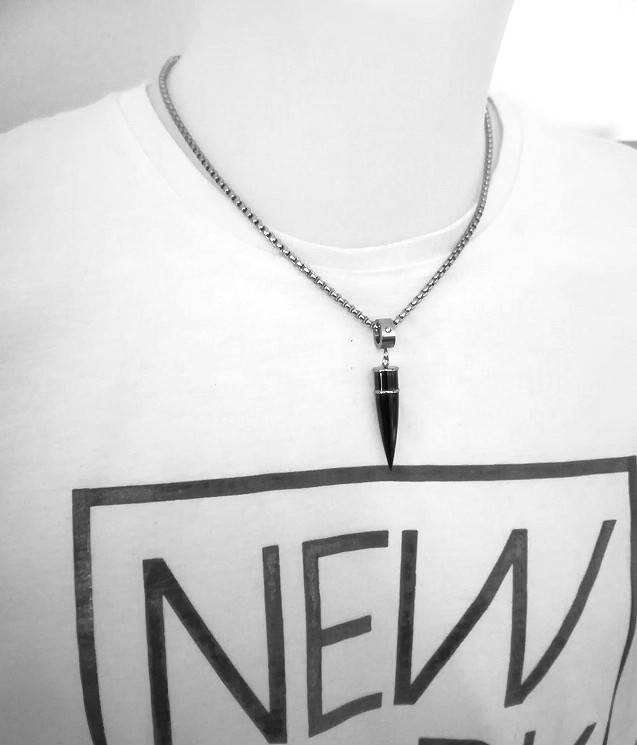 Halskette mit schwarzer Patrone