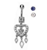 Schönes Bauchnabelpiercing mit Herzanhänger