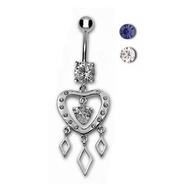 Schönes Bauchnabelpiercing mit Herzanhänger