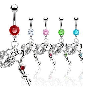Bauchnabelpiercing mit Schloss