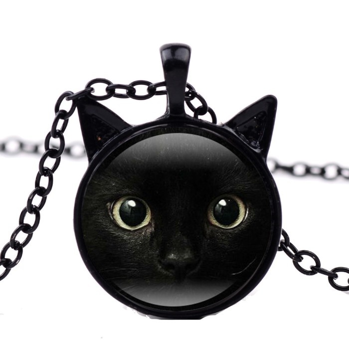 Halskette mit schwarzer Katze
