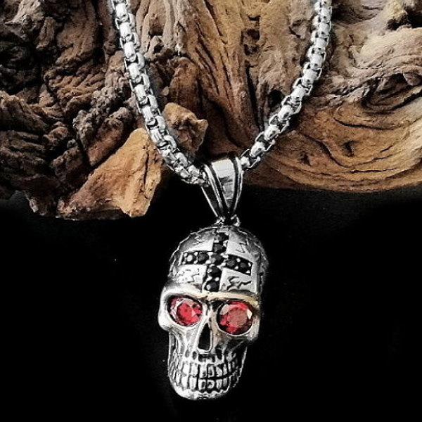 Halskette mit Totenkopf