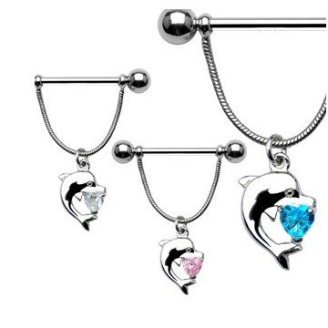Brustpiercing mit Delphin