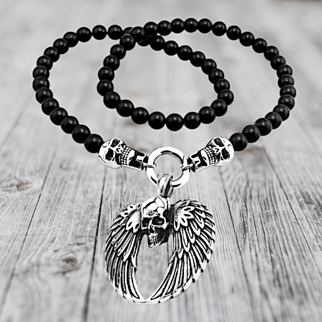 Schwarze Perlenkette mit Totenkopf & Flügel