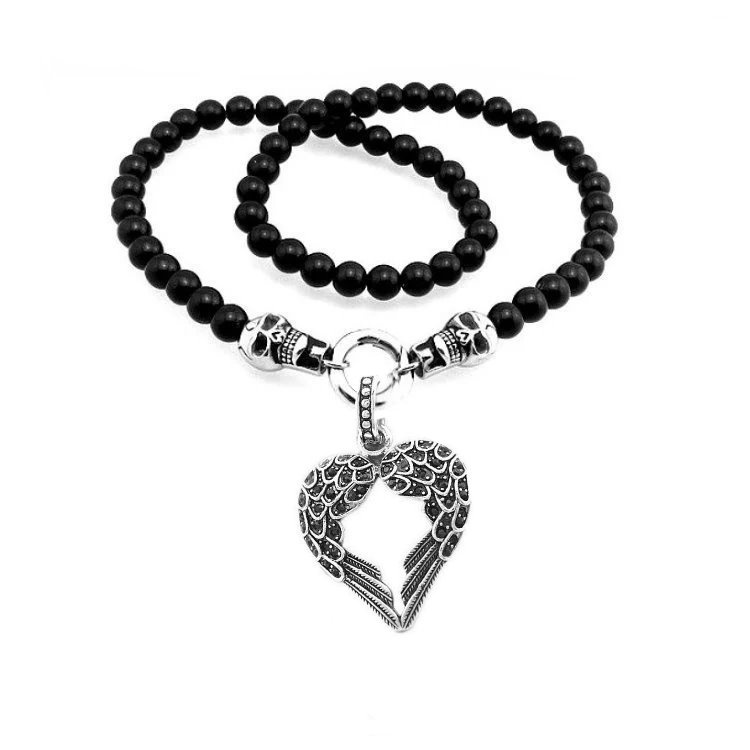 Schwarze Glasperlenkette mit Flügel-Anhänger & schwarzen Steinchen