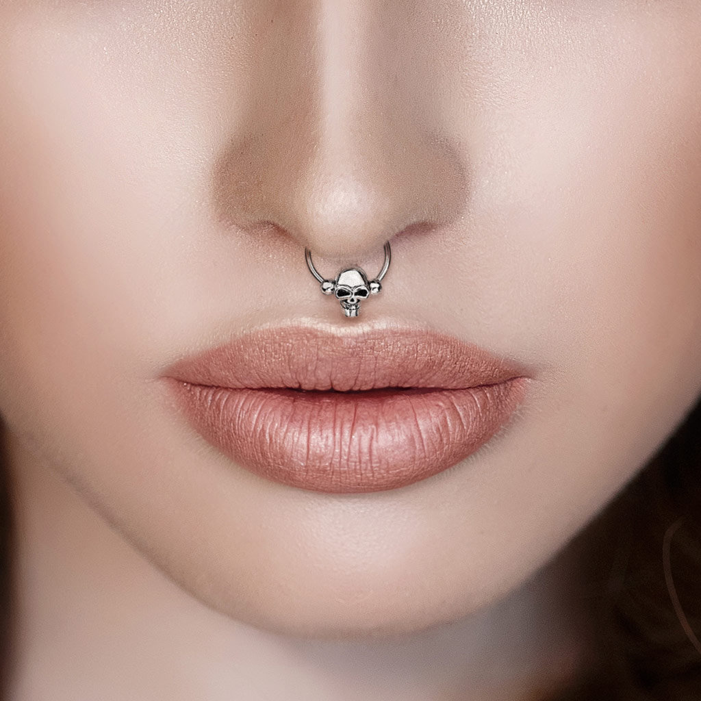 Piercingring mit coolen Totenkopf