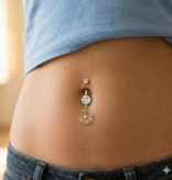 Bauchnabelpiercing mit Mond-Anhänger und Zirkonia