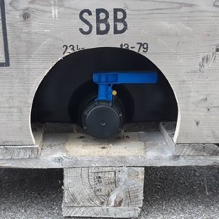 Offene Holz-Regentonne mit Patina und Holzdeckel 600 Liter IBC SCHWARZ NEU für Trinkwasser (lebensmittelecht) auf Holzpalette