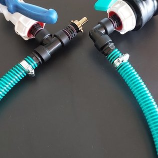 Verbinder 2-Zoll-Feingewinde bei Wassertanks mit 2-Zoll-Auslauf nebeneinander mit Schlauch