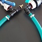 Verbinder 2-Zoll-Feingewinde bei Wassertanks mit 2-Zoll-Auslauf nebeneinander mit Schlauch
