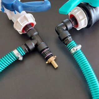 Verbinder 2-Zoll-Feingewinde bei Wassertanks mit 2-Zoll-Auslauf nebeneinander mit Schlauch