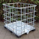 IBC Gitterbox weitmaschig auf PE-Palette mit Metallboden