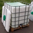 Wassertonne weiss 1000 l offen mit Deckel auf Holzpalette