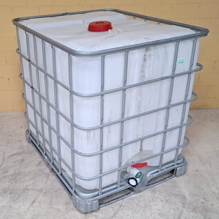 1000 Liter Trinkwasser Container auf einer Metallpalette