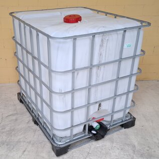 1000 Liter Trinkwasser Container auf einer Metallpalette