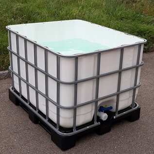 Wasserbecken 800 Liter MILCHIG WEISS MARMORIERT offen auf Kunststoff-Palette