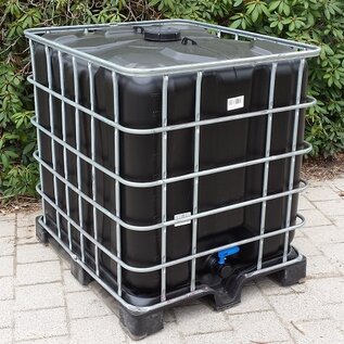 REGENWASSERTANK 1000-Liter SCHWARZ auf KUNSTSTOFFPALETTE mit Algenschutz