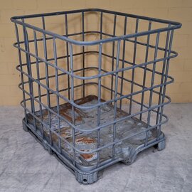IBC Gitterbox weitmaschig auf Metallpalette